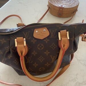 Fun cross body or shoulder bag. Good condition slightly used